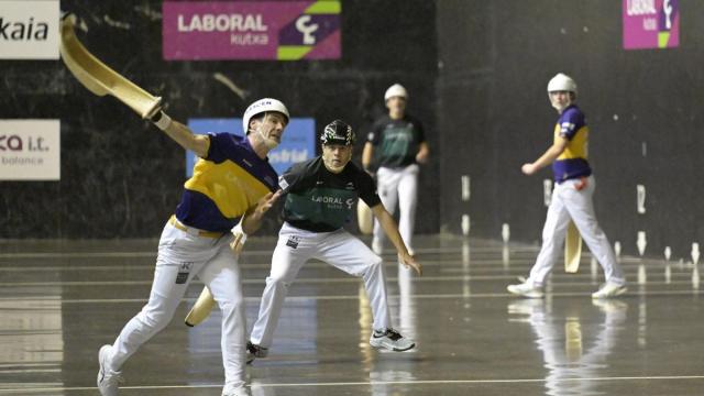 Xabier Barandika, durante un lance del encuentro contra Goitia-Lekerika.