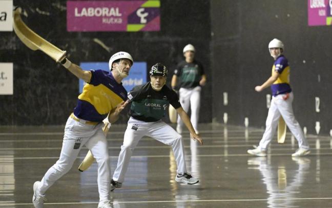 Xabier Barandika, durante un lance del encuentro contra Goitia-Lekerika.