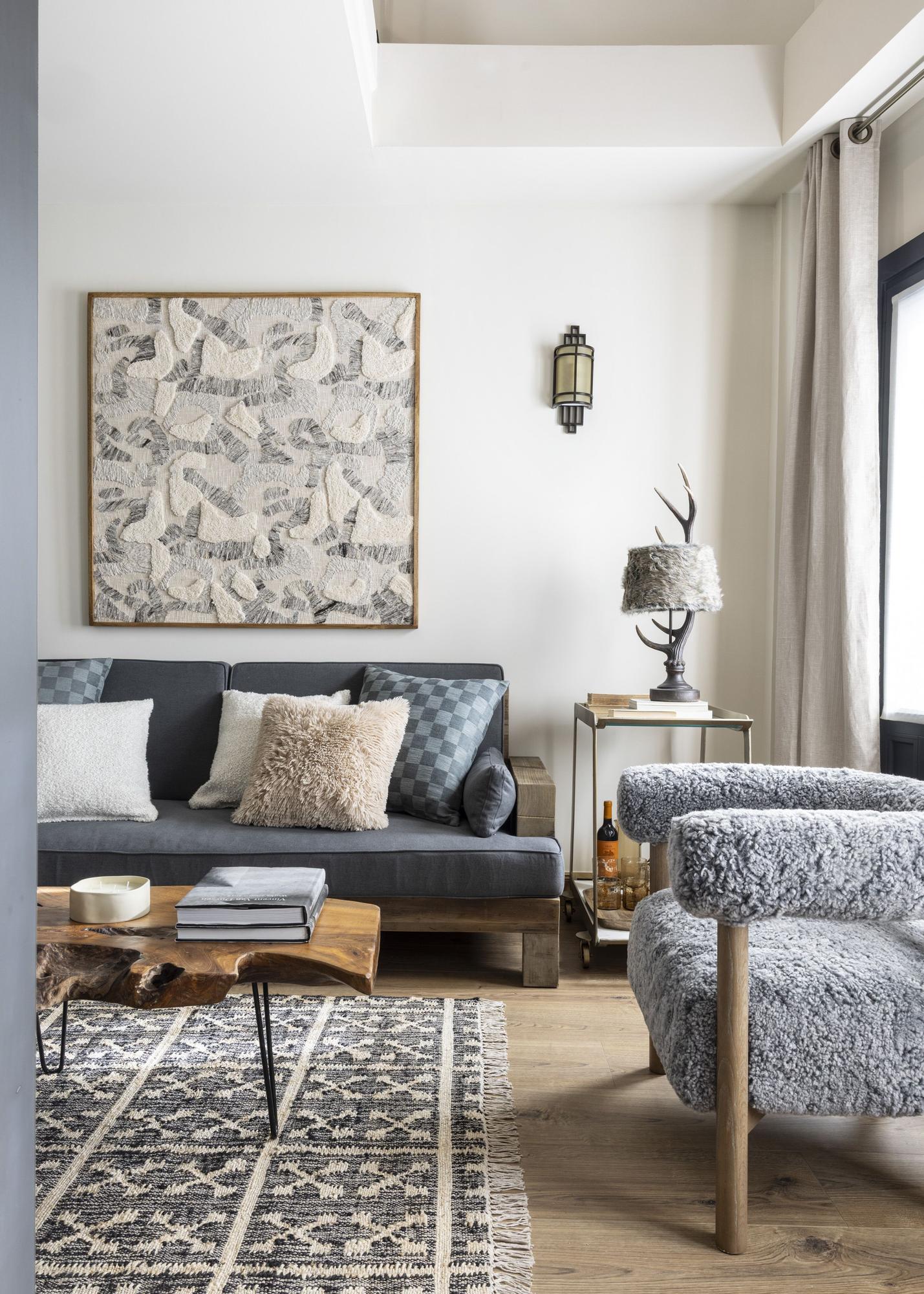 En el salón predomina una paleta cromática entre grises y azules.