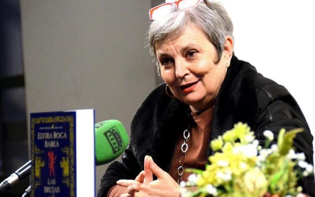 Elvira Roca, en la presentación de su última novela en el Museo de las Brujas de Zugarramurdi Elvira Roca, en la presentación de su última novela en el Museo de las Brujas de Zugarramurdi