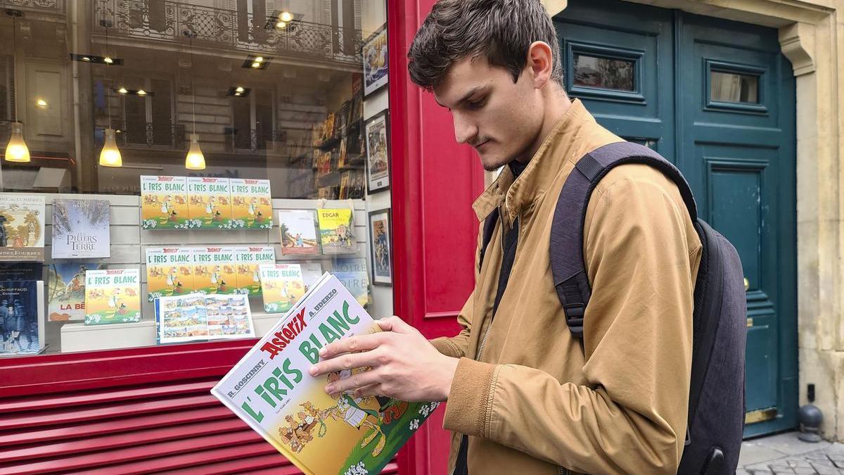 Un hombre lee la versión en francés del último cómic de Astérix.