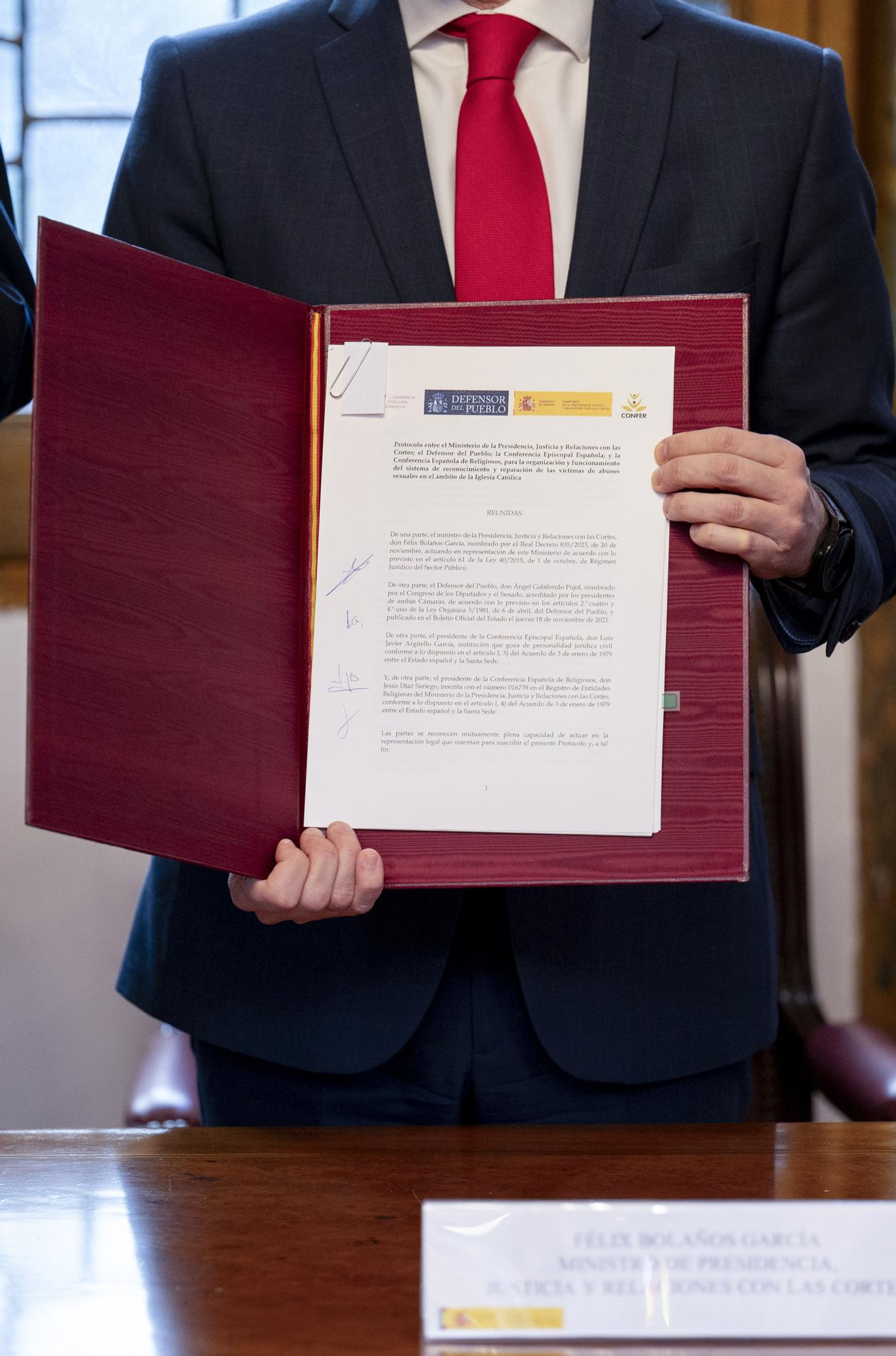Acuerdo firmado para reparar a víctimas de abusos prescritos, en la sede del Defensor del Pueblo, el pasado 30 de marzo