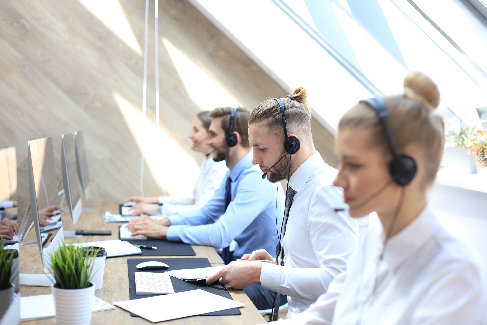 Empleados de un call center atienden llamadas de teléfono.