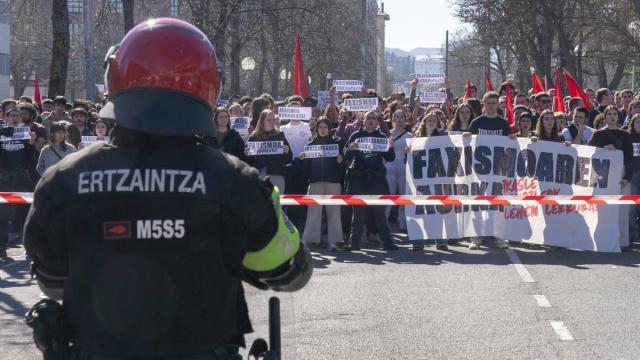 Protesta de estudiantes por el acto de Vox en el Campus de Álava,