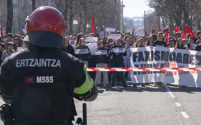Protesta de estudiantes por el acto de Vox en el Campus de Álava,