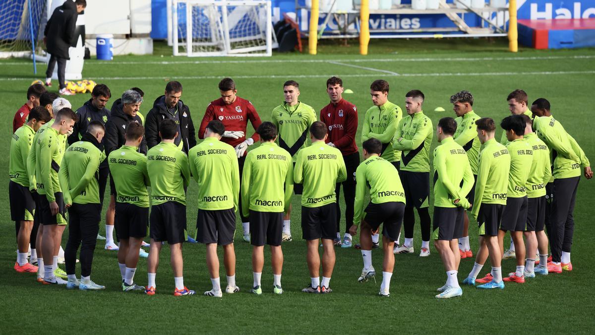 Imanol Alguacil se dirige a sus futbolistas antes de iniciar el entrenamiento vespertino de este sábado, en Zubieta. / REAL SOCIEDAD