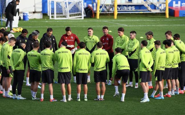 Imanol Alguacil se dirige a sus futbolistas antes de iniciar el entrenamiento vespertino de este sábado, en Zubieta. / REAL SOCIEDAD