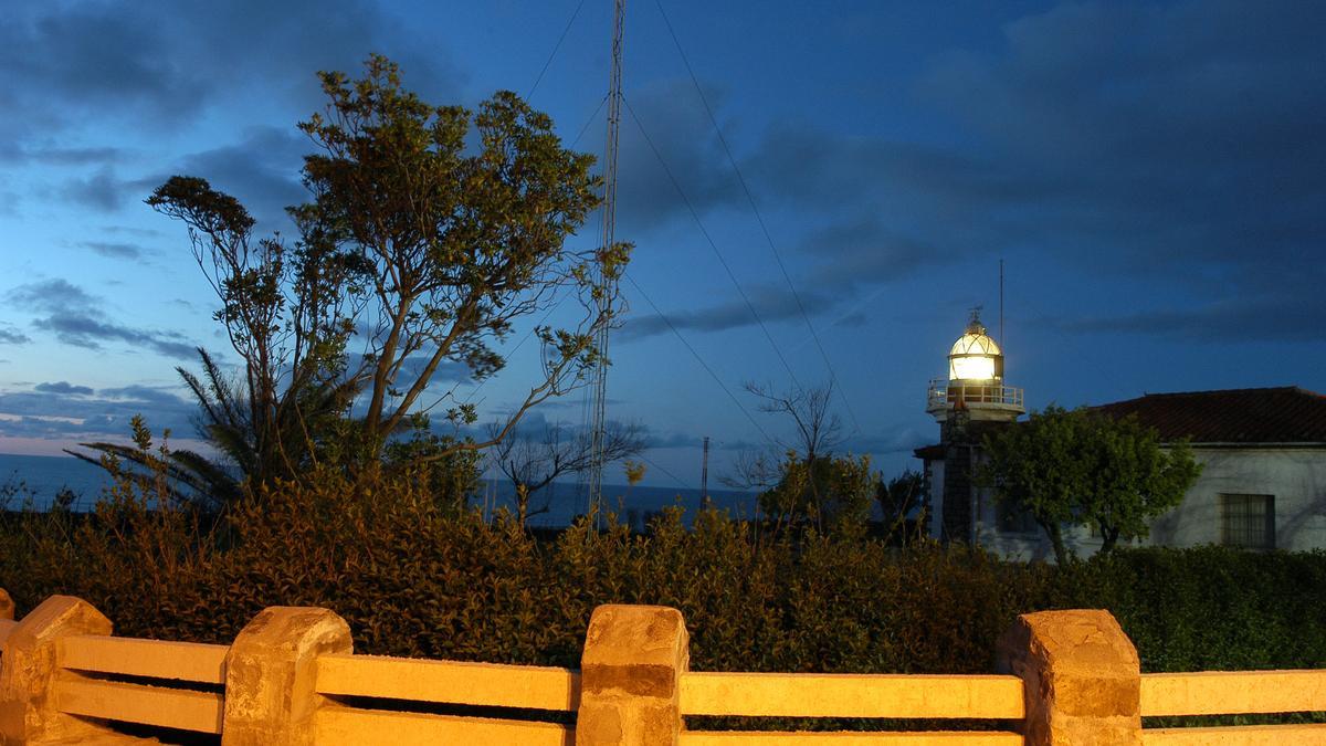 El actual faro de Punta Galea, de 1950, es el tercero de los que han iluminado este punto de la costa vizcaina.