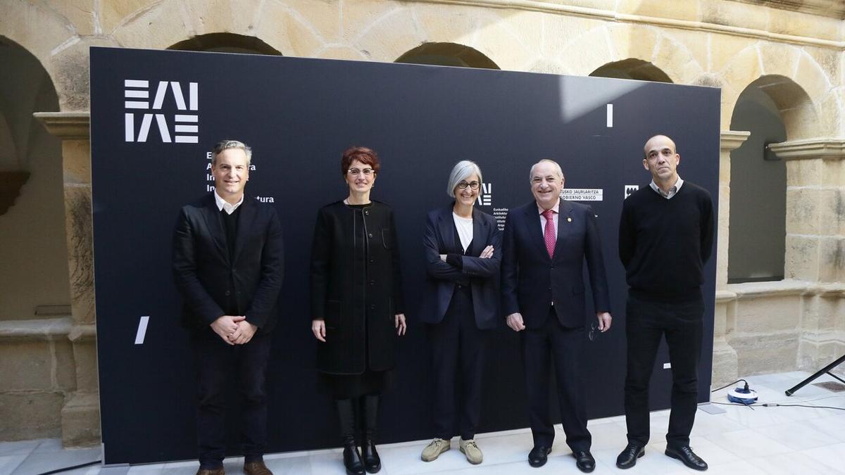 José Ángel Medina, María José Telleria, Rocío Peña, Iñaki Arriola y Pablo García Astrain, en el acto de este viernes en la sede del IAE en Donostia