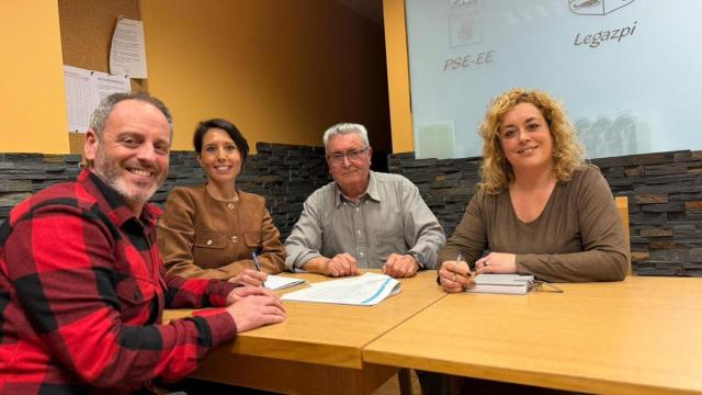 Los socialistas de Legazpi, con Azahara Domínguez.