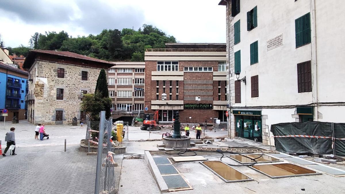 La cercanía de la Casa de Cultura con la Plaza del Mercado es uno de los factores a tener en cuenta en las labores de demolición.