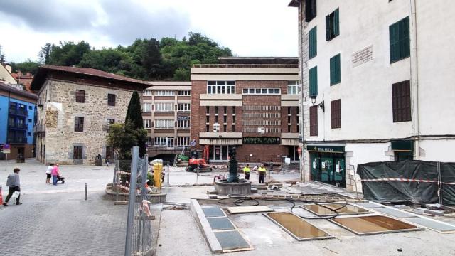 La cercanía de la Casa de Cultura con la Plaza del Mercado es uno de los factores a tener en cuenta en las labores de demolición.