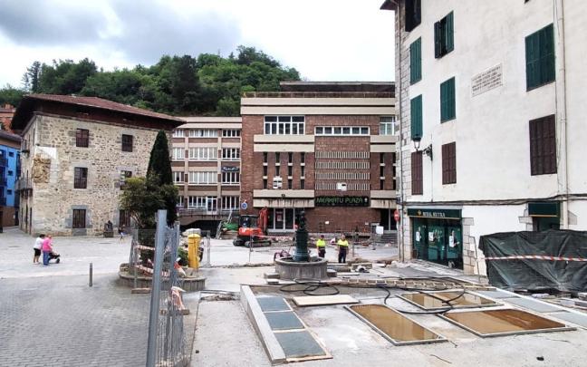 La cercanía de la Casa de Cultura con la Plaza del Mercado es uno de los factores a tener en cuenta en las labores de demolición.