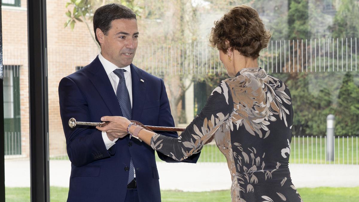 El lehendakari, Imanol Pradales, recibe la makila de la Eurorregión de las manos de la presidenta navarra, María Chivite