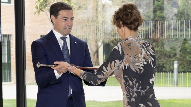 El lehendakari, Imanol Pradales, recibe la makila de la Eurorregión de las manos de la presidenta navarra, María Chivite