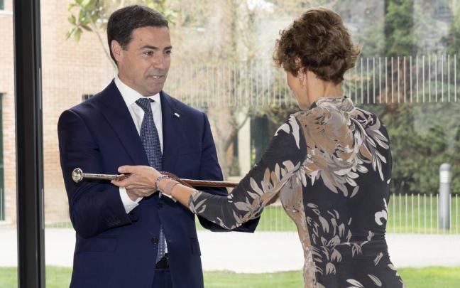El lehendakari, Imanol Pradales, recibe la makila de la Eurorregión de las manos de la presidenta navarra, María Chivite