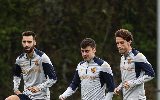 Brais Méndez, Ander Barrenetxea y Álvaro Odriozola, entrenamiento de este jueves de la Real Sociedad en Zubieta. / REAL SOCIEDAD