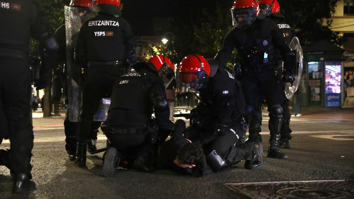 Disturbios en Bilbao tras la suspensión del acto de Vito Quiles