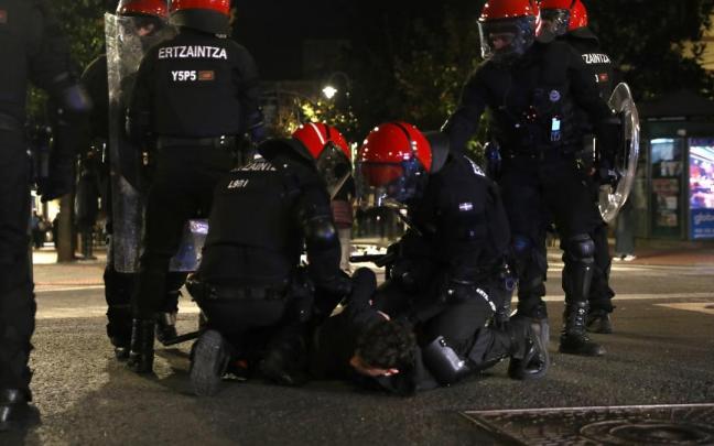 Disturbios en Bilbao tras la suspensión del acto de Vito Quiles