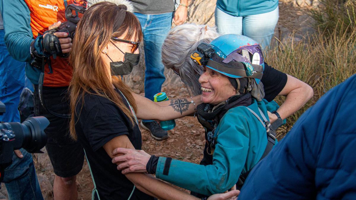 Beatriz Flamini saluda emocionada a una de las personas que la han recibido tras salir de la cueva.