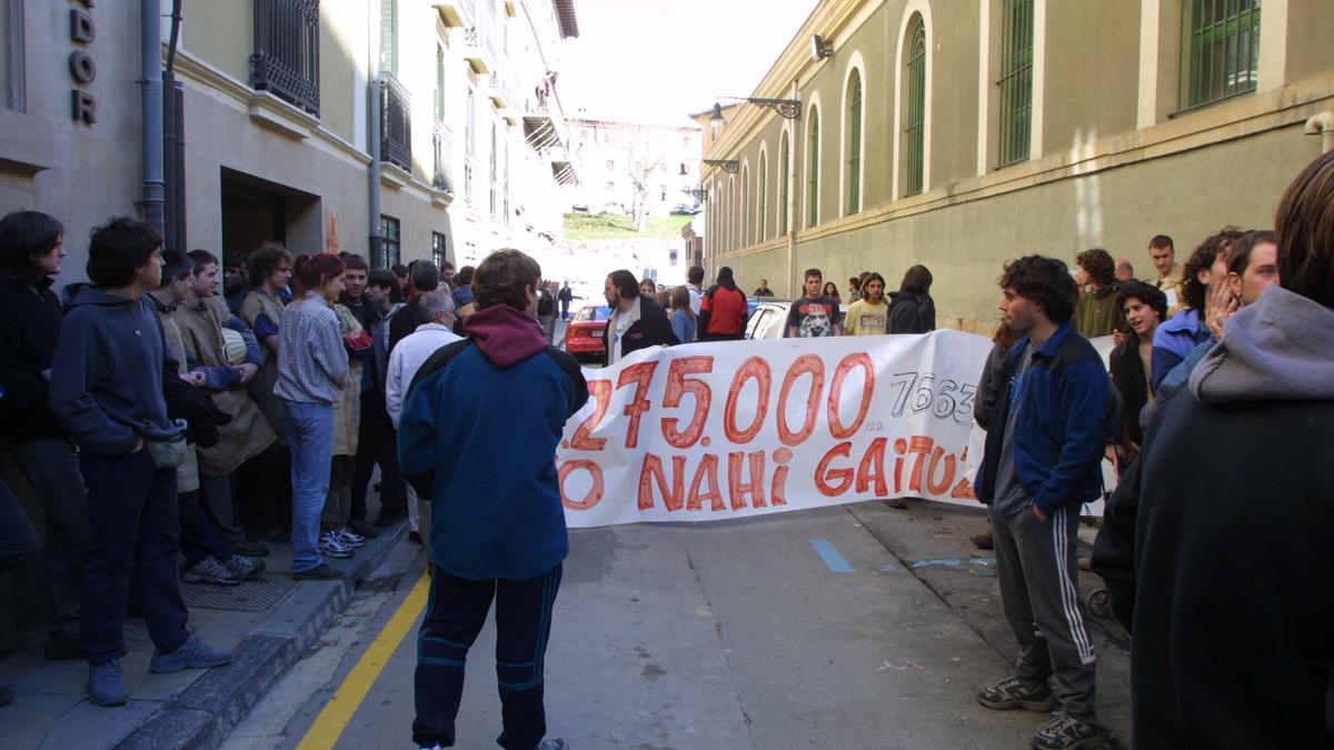 Protesta de colectivos populares por las tasas impuestas por el Ayuntamiento para la instalación de txoznas en 2002.