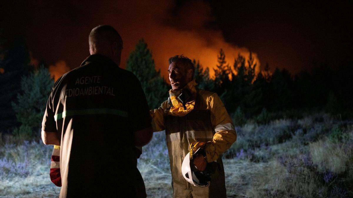 Bomberos vigilan el incendio de Argayo, en León.
