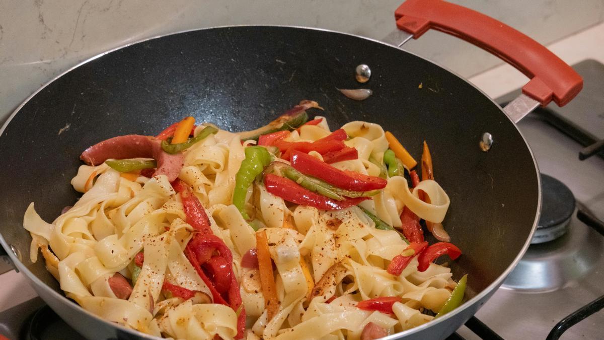 Cocinar pasta con pimientos
