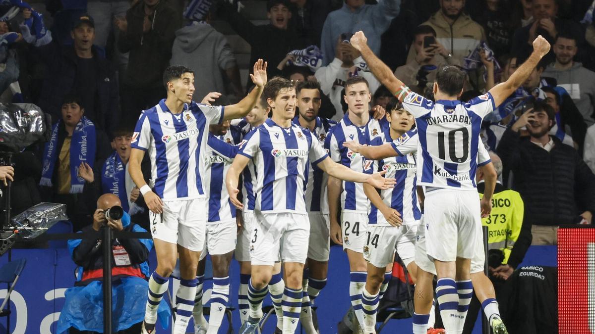 Los jugadores realistas festejan el gol de Becker ante el Barcelona. / JUAN HERRERO