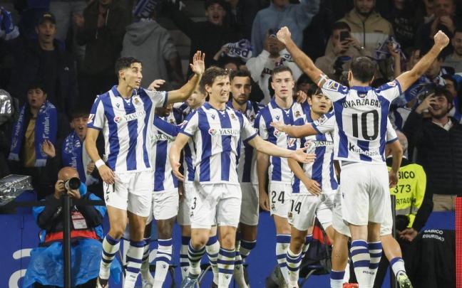 Los jugadores realistas festejan el gol de Becker ante el Barcelona. / JUAN HERRERO