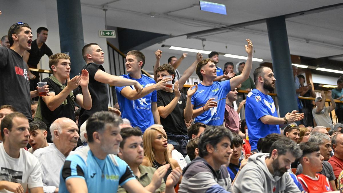 Javier Zabala supera a Iker Larrazabal en el Manomanista en el partido disputado en el frontón del Club Deportivo de Bilbao.