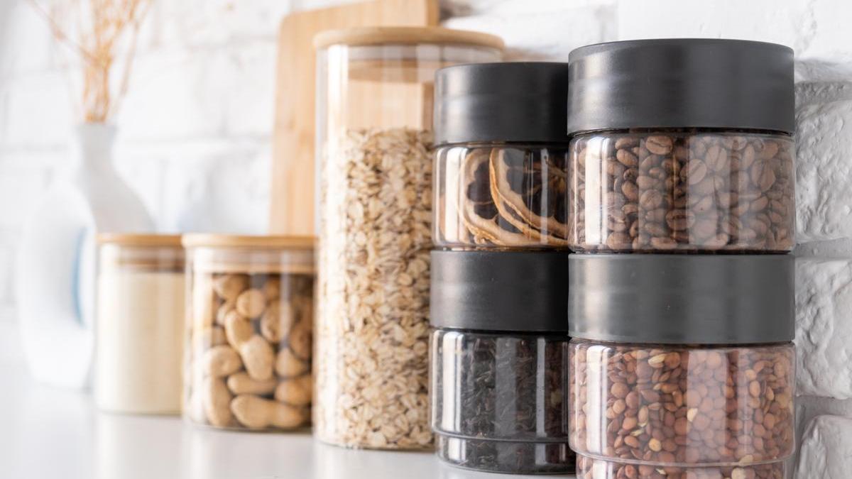 Botes decorativos para guardar alimentos.