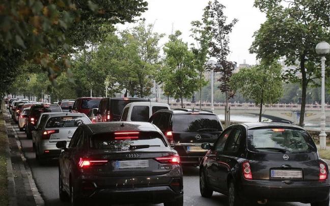 Tráfico en el paseo del Árbol de Gernika.
