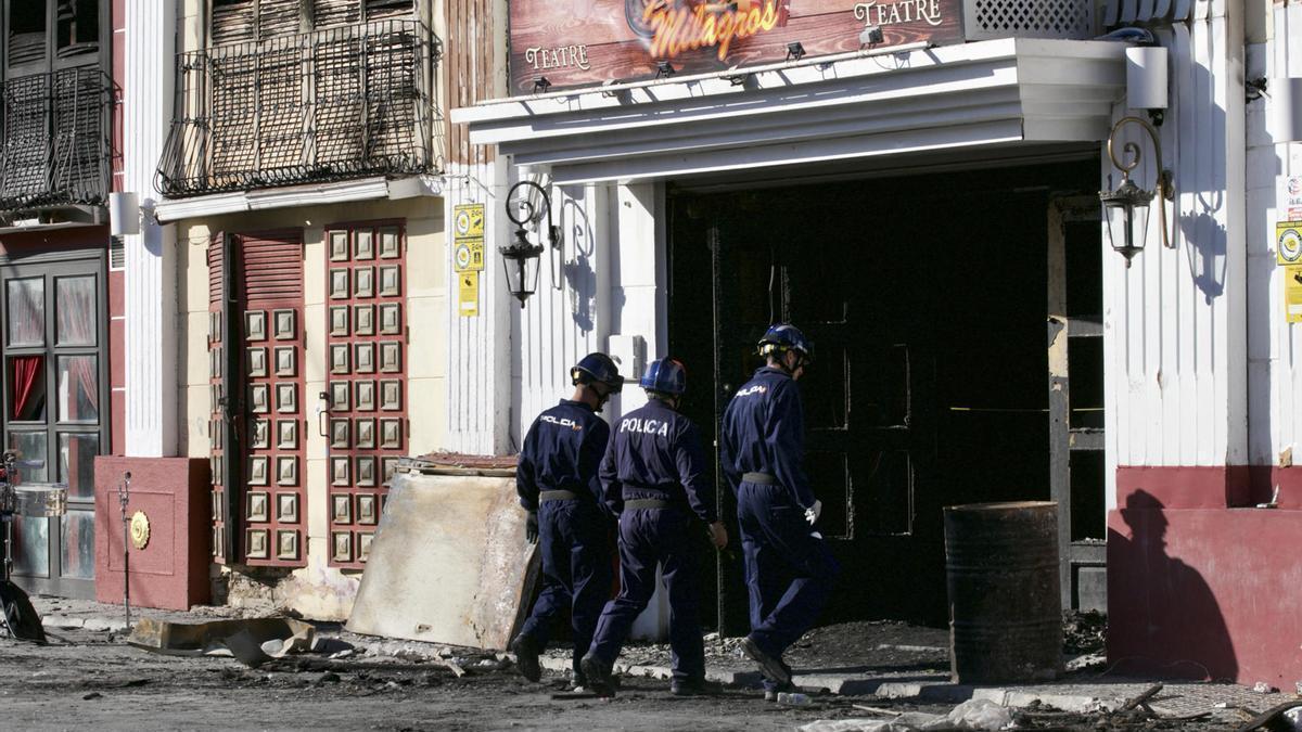 Agentes de policía en la entrada de las discotecas incendiadas en Murcia.