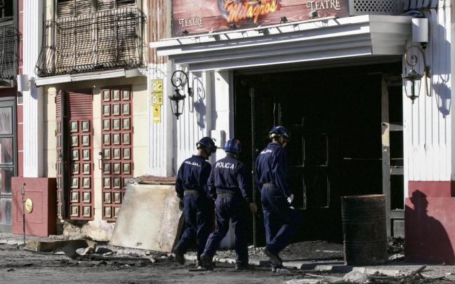 Agentes de policía en la entrada de las discotecas incendiadas en Murcia.