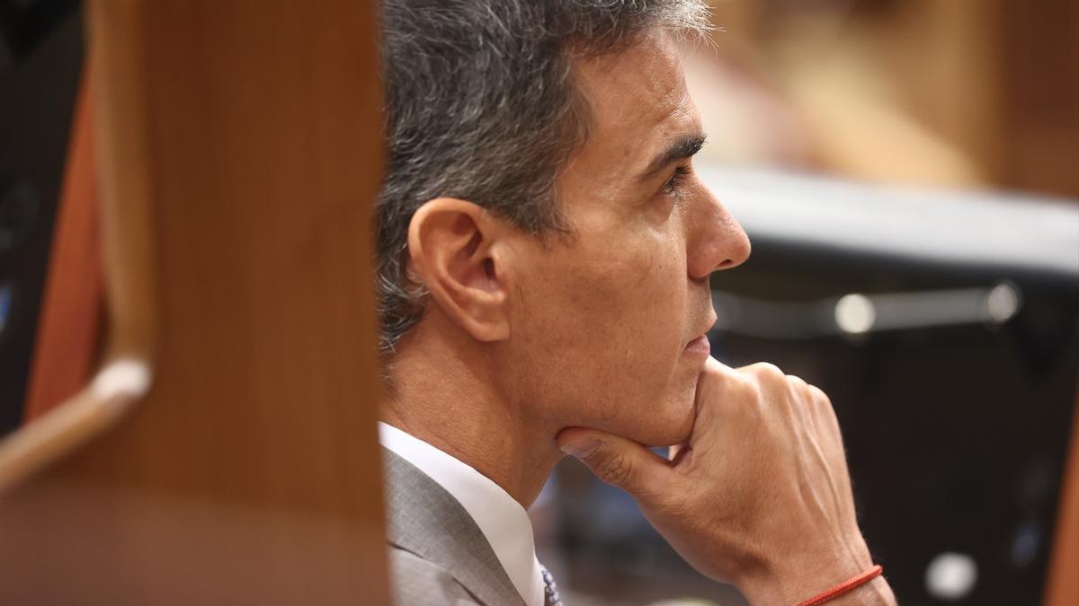 El presidente del Gobierno, Pedro Sánchez, pensativo durante el pleno del Congreso del pasado viernes.