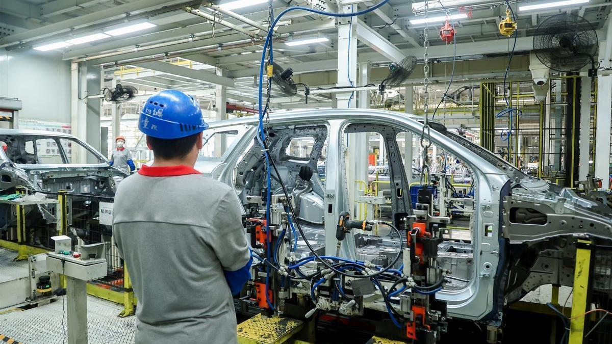 Trabajador en una fábrica de coches