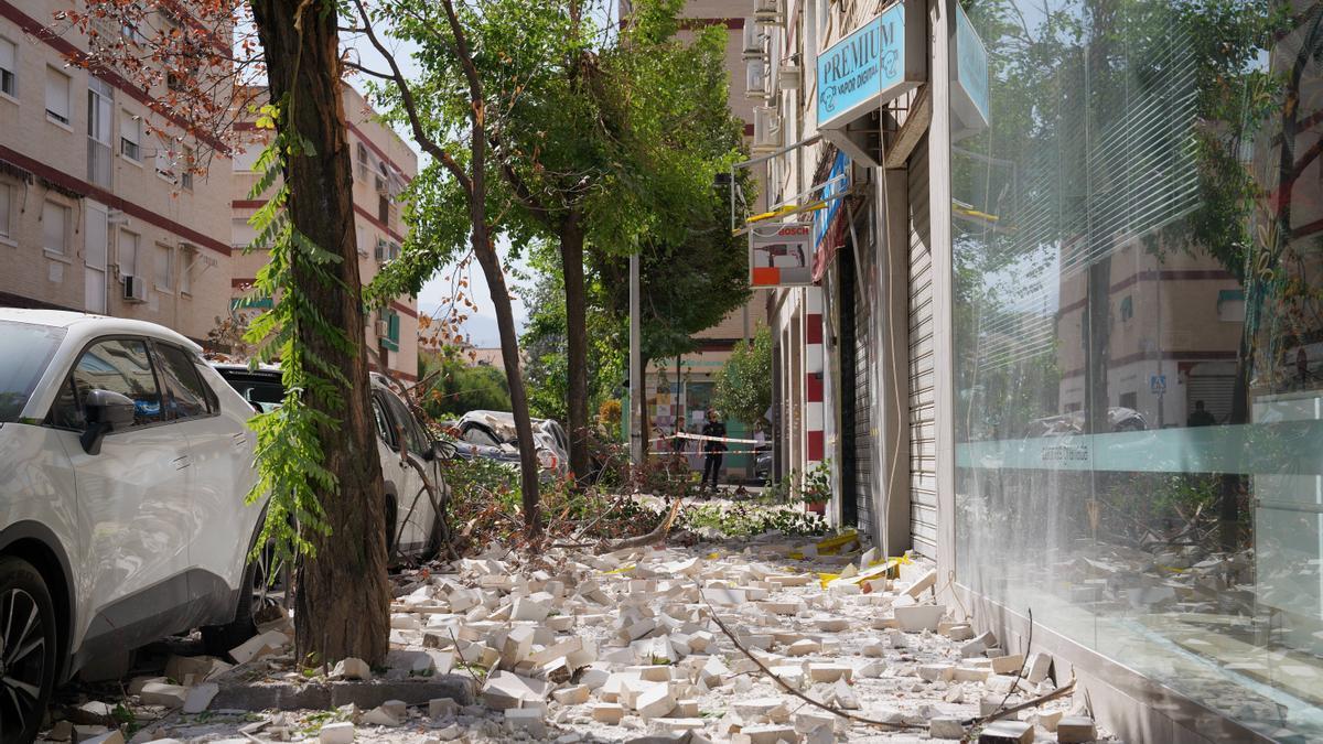 Los sucesivos terremotos registrados en Granada han dejado multitud de destrozos en calles y edificios.