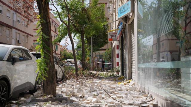 Los sucesivos terremotos registrados en Granada han dejado multitud de destrozos en calles y edificios.