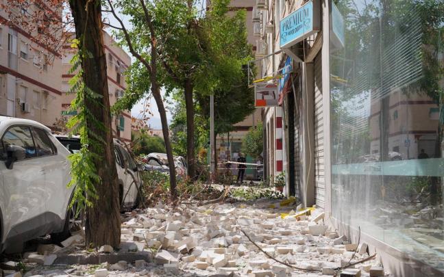 Los sucesivos terremotos registrados en Granada han dejado multitud de destrozos en calles y edificios.