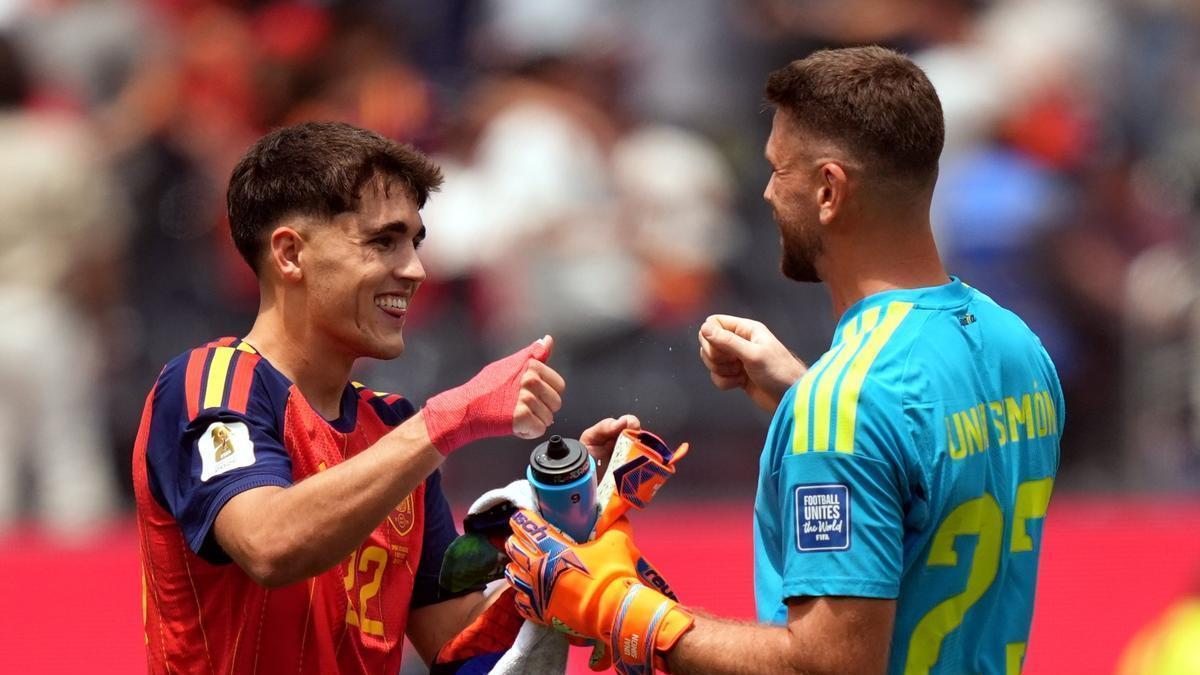 Pau Cubarsí y Unai Simón durante el partido contra Austria.