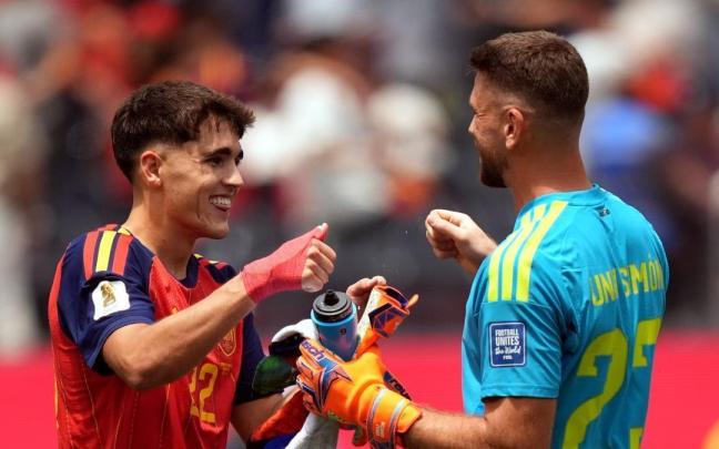 Pau Cubarsí y Unai Simón durante el partido contra Austria.
