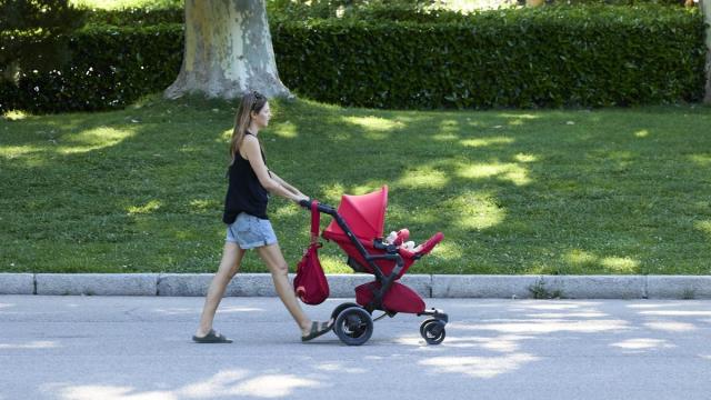 Una mujer con un carrito de bebé.