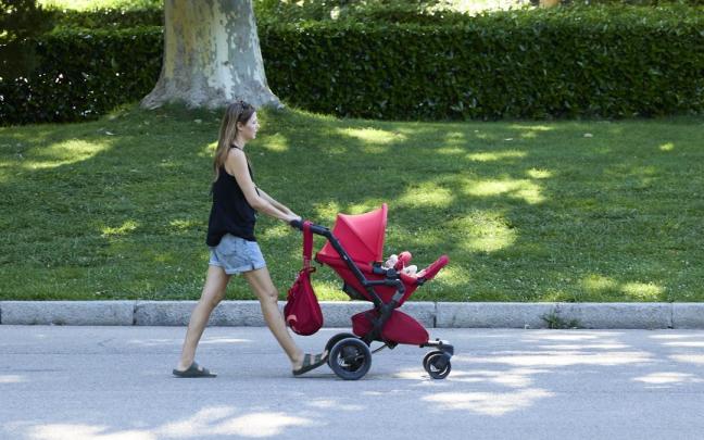 Una mujer con un carrito de bebé.