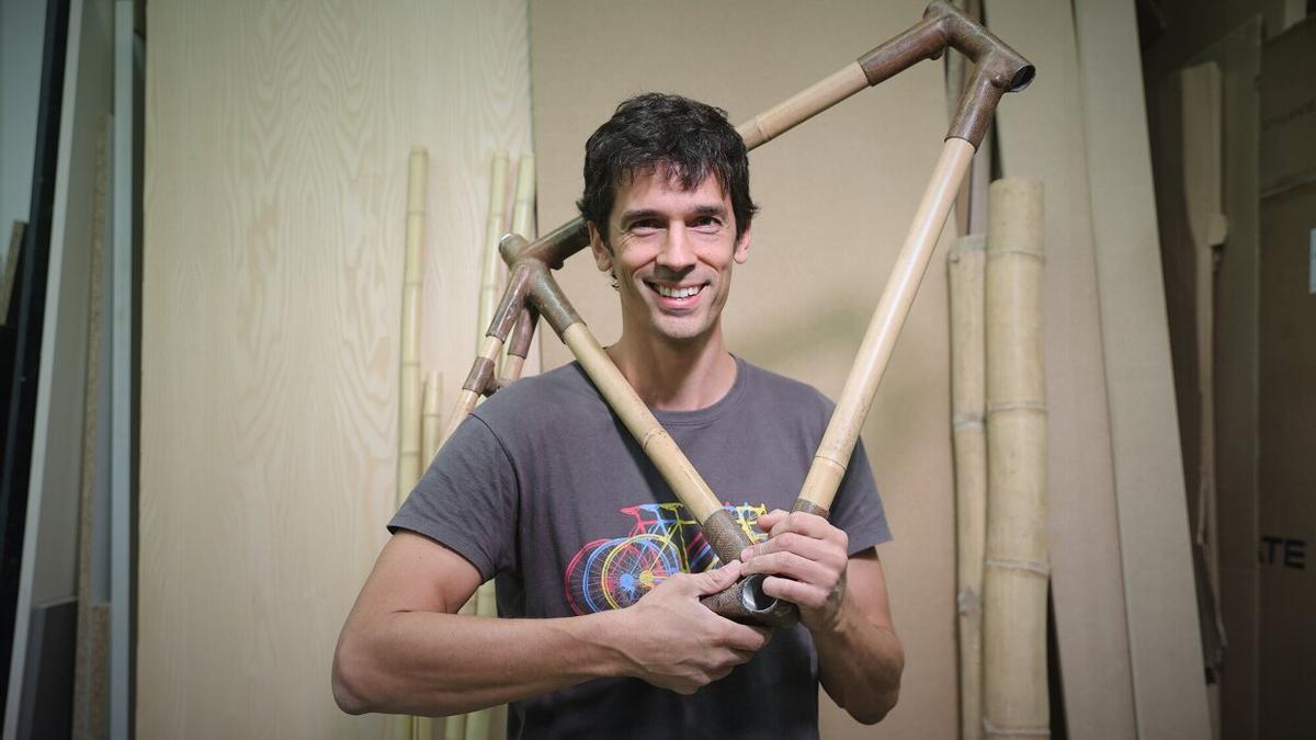 Mikel Barea (Bambooka) en su taller.