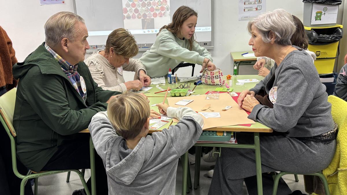 Cerca de 230 abuelos y abuelas participaron en el Aiton-Amonen Eguna de Ama Guadalupekoa Ikastetxea.