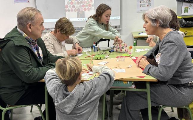 Cerca de 230 abuelos y abuelas participaron en el Aiton-Amonen Eguna de Ama Guadalupekoa Ikastetxea.