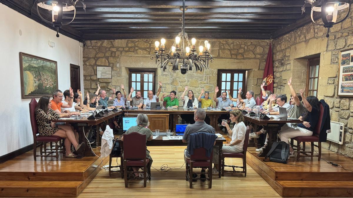 Votación de las ordenanzas fiscales en el Pleno ordinario de Zarautz.