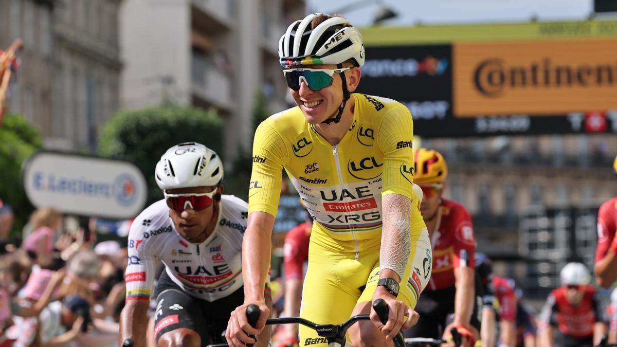 Pogacar, feliz de amarillo, llega a meta.