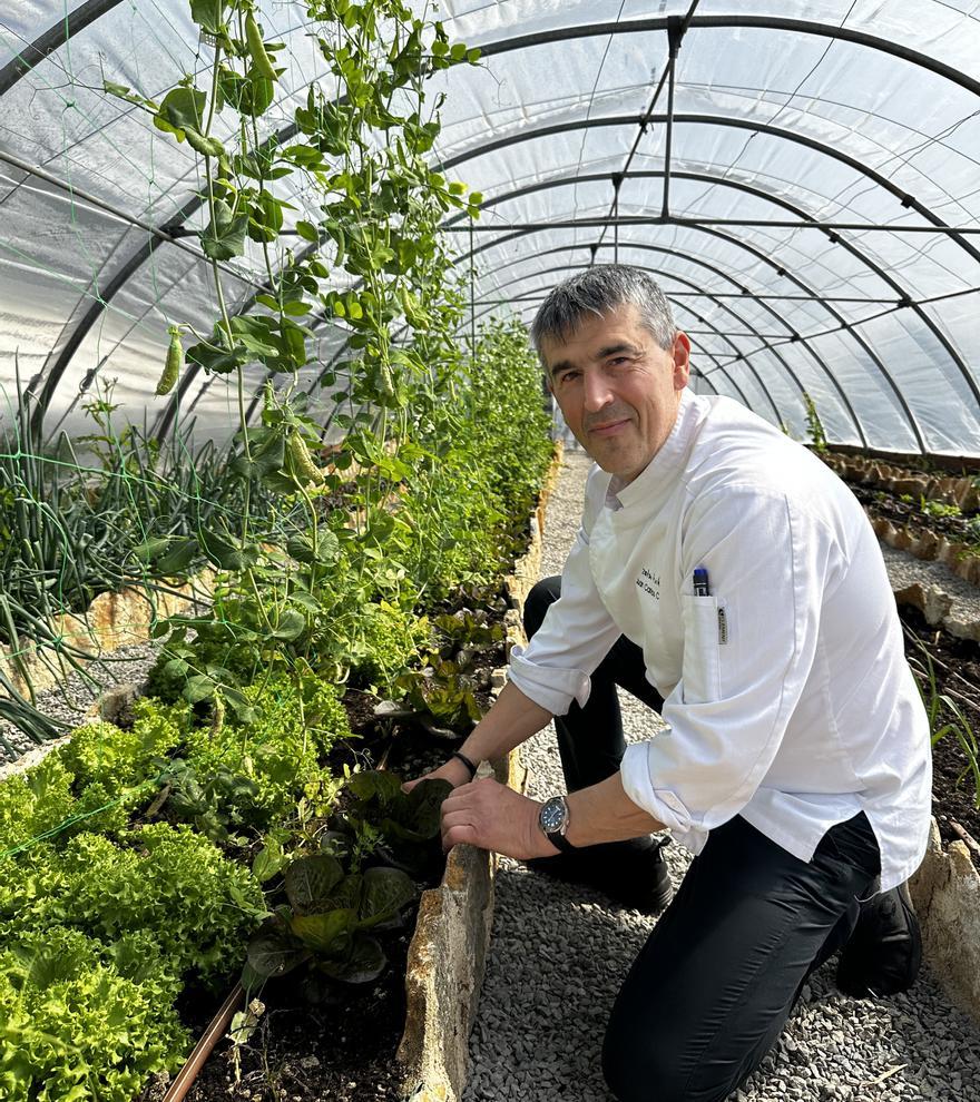 Carlos Caro en la huerta del Zelai txiki.