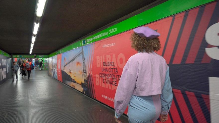 Imagen y lema expuestos en la estación de metro de Porta Genova en Milán en otra campaña.